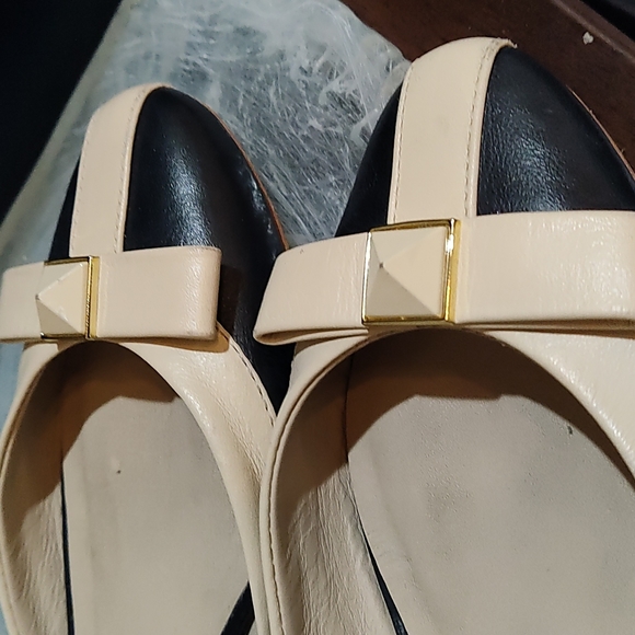 Trina Turk Shoes Classic Trina Turk Black Nude Bow Stud Flat